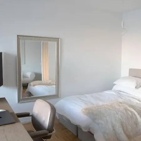 Riverside Studio With Terrace And Free Parking