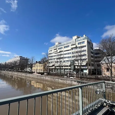 شقة Riverside Studio With Terrace And Free Parking