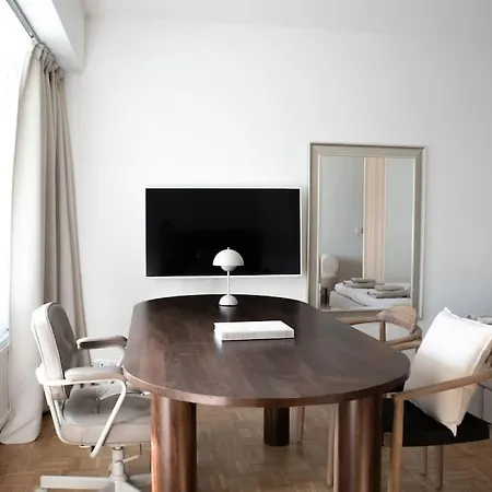 شقة Riverside Studio With Terrace And Free Parking