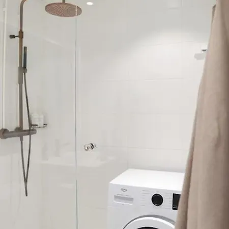 شقة Riverside Studio With Terrace And Free Parking